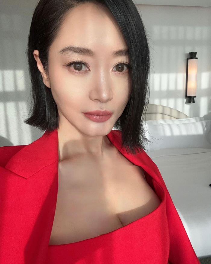 Kim Hye-soo in her 50s with hot pink pull and matching fashion  slim facial expressions