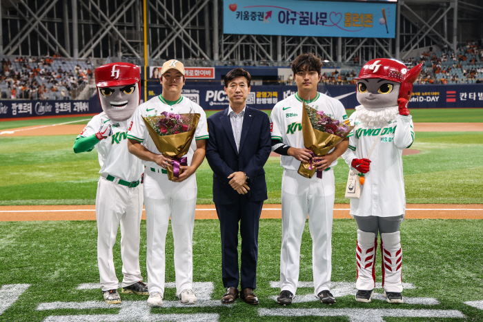 Kiwoom, The LIV Award for MVP in June...Alcantara X Song Seongmun Glory