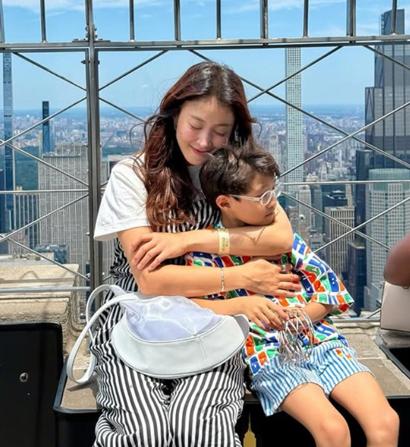 Lee Si-young, who left the U.S., hopes his son's camp tour gets better amid concerns about his bronchial organs and vision
