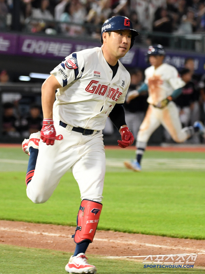 A man who doesn't get old even at 39 years old! Preemptive two-run shot → Promised 8th final hit...2nd place in 62 days. Captain Junwoo's hand came out 