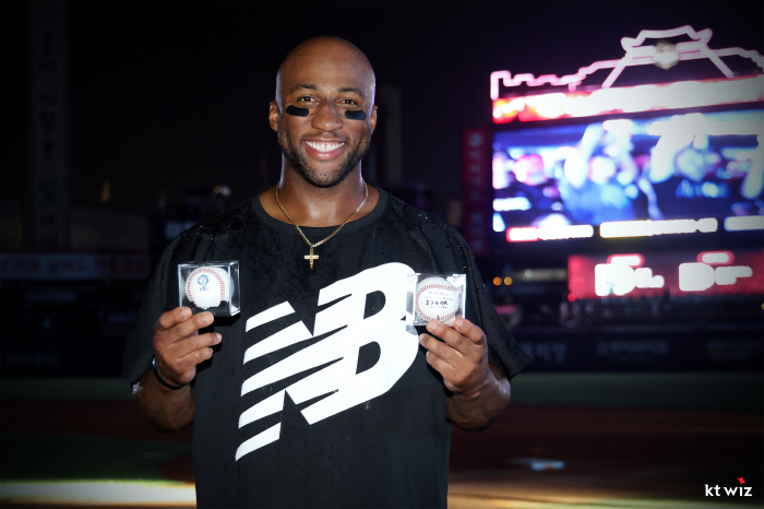 A monumental home run shot has happened to be off-the-shelf? The story of the 58-year-old protagonist who got lucky in the season seat  signature uniform is taking a walk, and the ball is in front of me... 