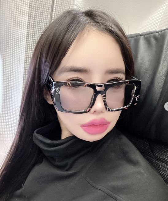 Park Bom, how can a third of your face be in a plane at Incheon International Airport