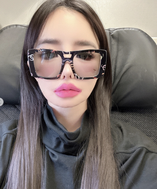 Park Bom, how can a third of your face be in a plane at Incheon International Airport