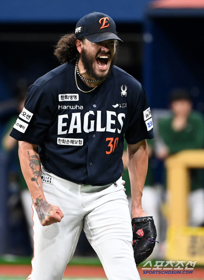  Cheering Ponce, it's a strikeout!
