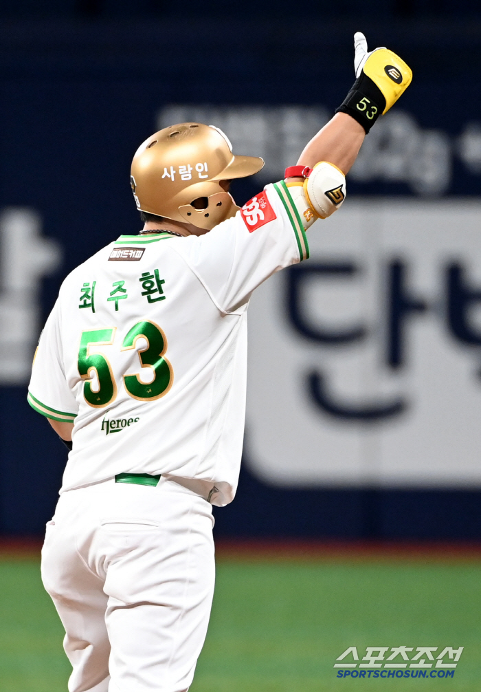  Choi Joo-hwan, first RBI double!