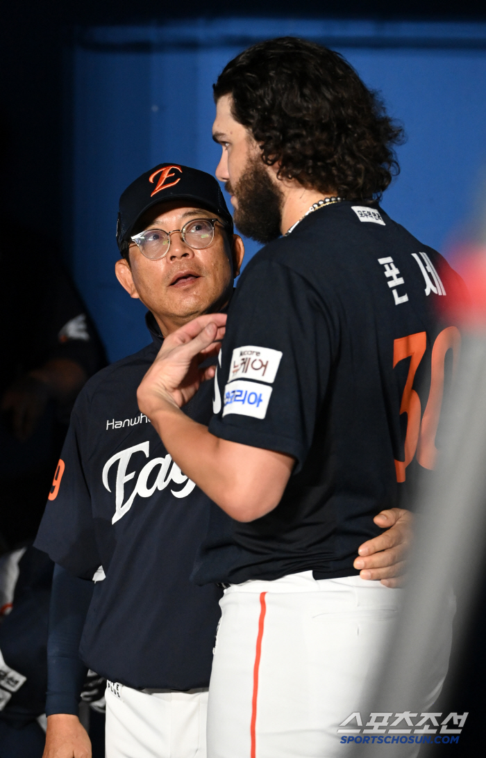  Coach Yang Sang-moon wrapped around Ponce's waist, so pretty