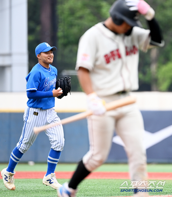 Gyeonggi High School's Gong Tae-kyung smiles after three outs in the first inning