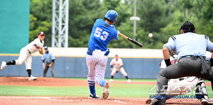  Gyeonggi High School's Lee Dong-gun hits a timely RBI