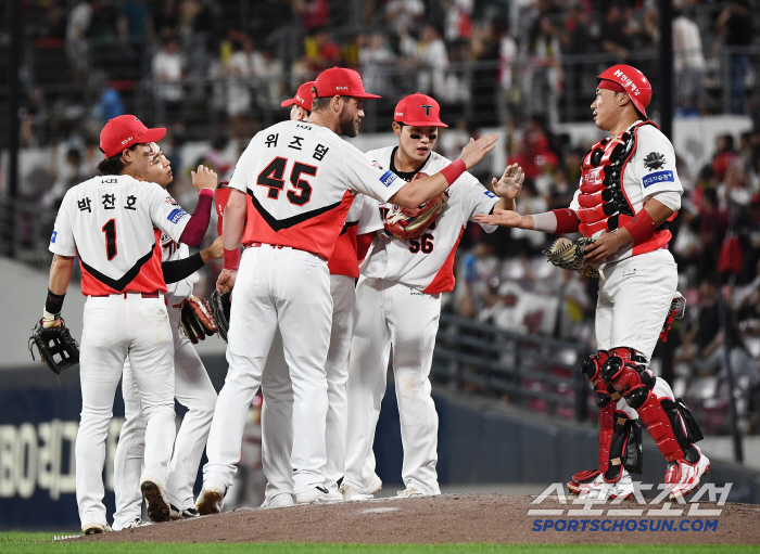  KIA celebrates victory