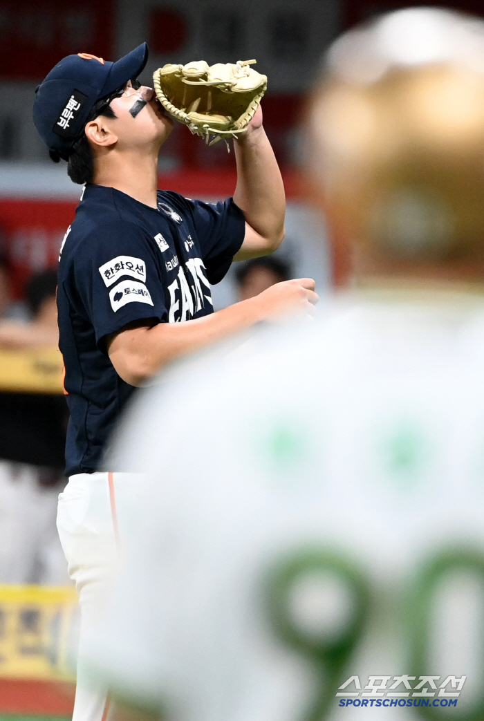  Kim Seohyun, glove kiss after the game