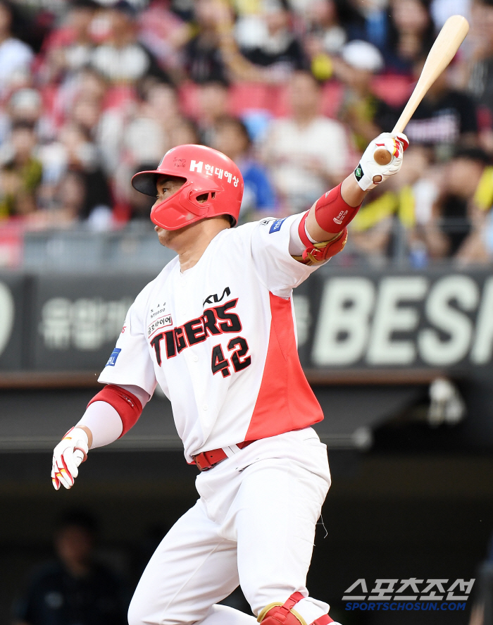  Kim Tae-gun hits a timely RBI