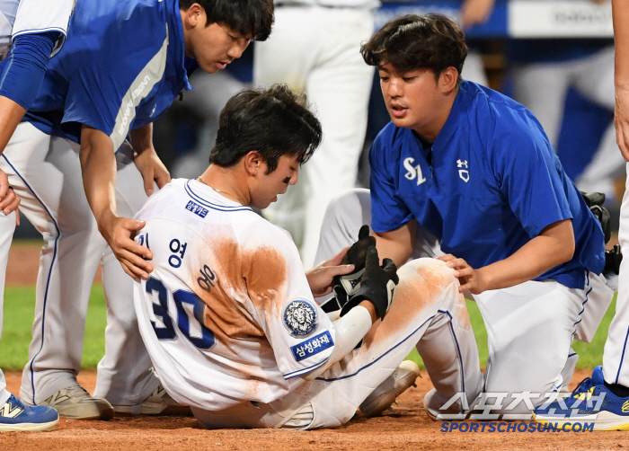  Kim Youngwoong's shoulder hurts