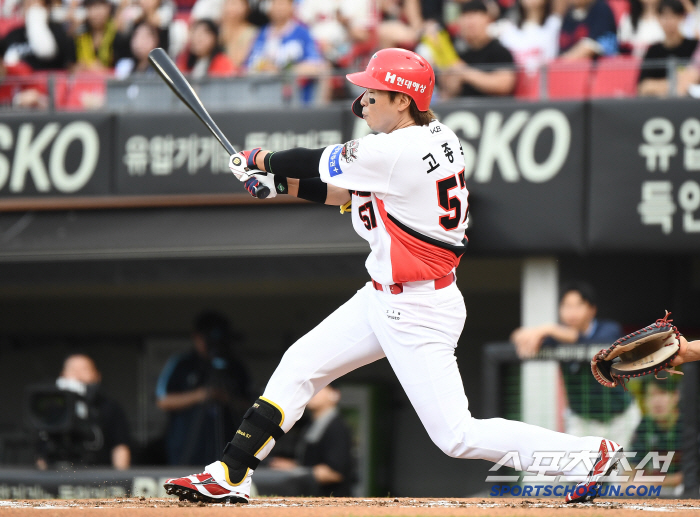  Ko Jong-wook hits a double