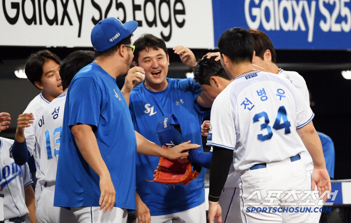  Lee Seung-hyun hyung celebrates his best pitching