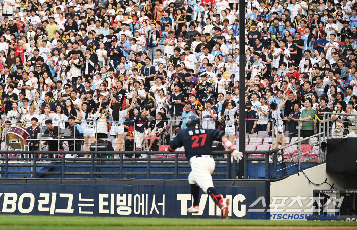  Lotte fans occupied the first base of the championship