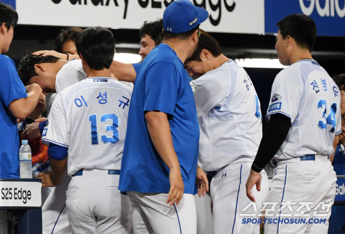  No hit, no hit. The older members welcome Lee Seung Hyun