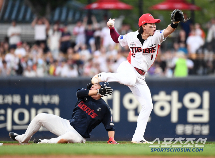  Park Chan-ho loses balance as he collides with the runner