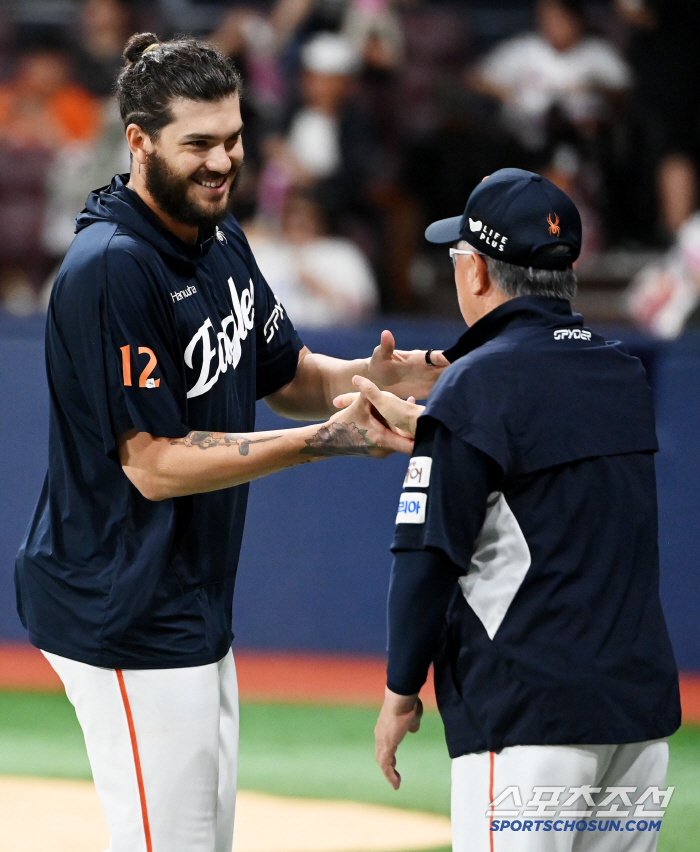  Ponce shakes hands with director Kim Kyung-moon