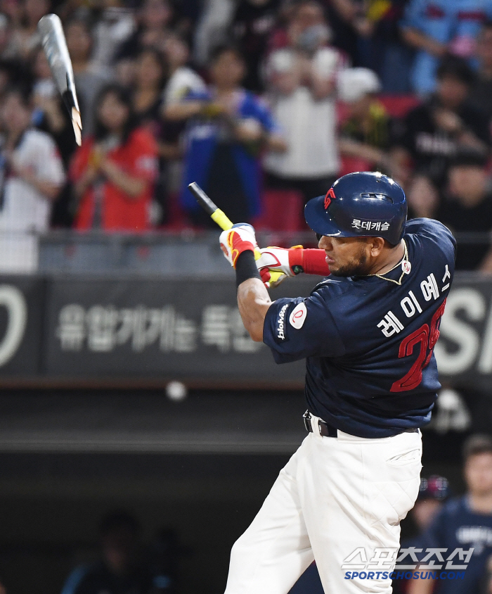  Reyes makes a timely turnaround even after breaking the bat