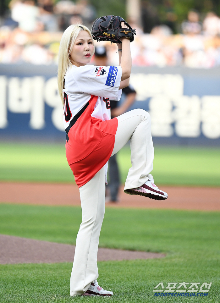  Singer Ali throws the first pitch of KIA home game