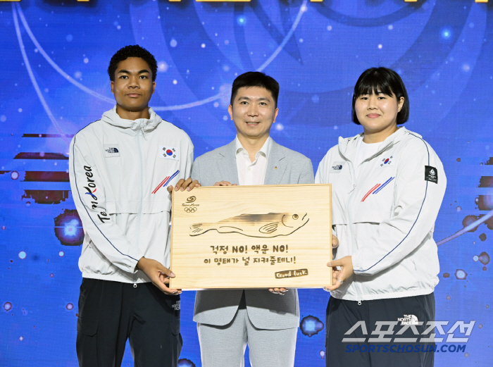 This pollack will protect you! Chairman Yoo Seung-min, who knows MZ, gave a lucky gift of pollack to the university student squad for the U tournament's decisive ceremony. 