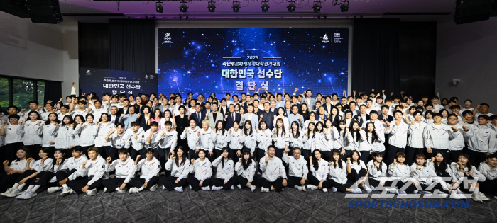This pollack will protect you! Chairman Yoo Seung-min, who knows MZ, gave a lucky gift of pollack to the university student squad for the U tournament's decisive ceremony.