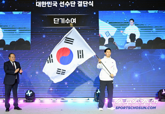 This pollack will protect you! Chairman Yoo Seung-min, who knows MZ, gave a lucky gift of pollack to the university student squad for the U tournament's decisive ceremony. 