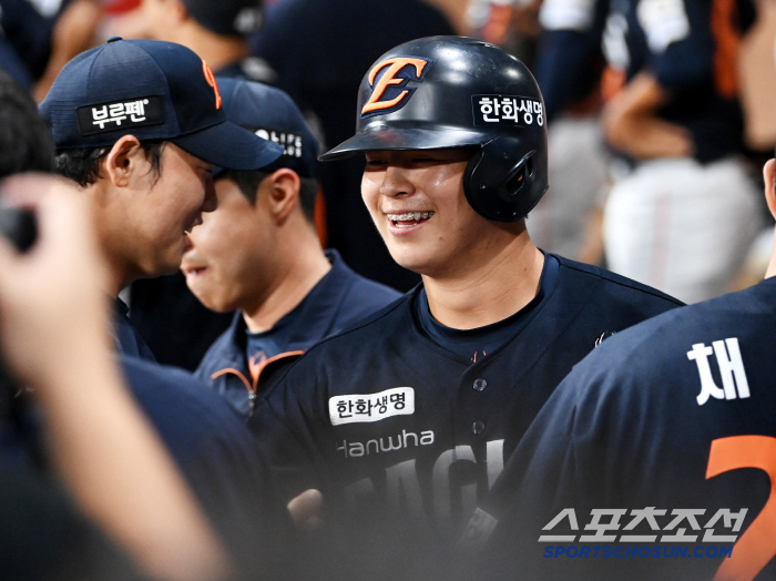 Today's star is Noh Sihwan! The home run king who burst into laughter, the final shot in the top of the ninth inning → 100% of Ponce's winning rate is maintained...Hanwha takes the lead after Kiwoom. 