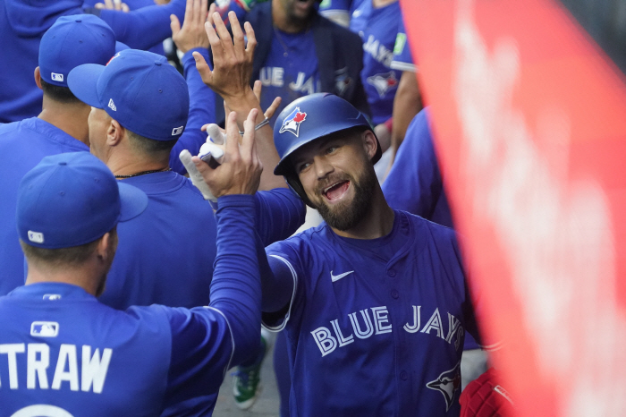 What's wrong with Toronto? You never did it when you were with RYU! Yankees lead East for the first time in nine years after losing four games in a row
