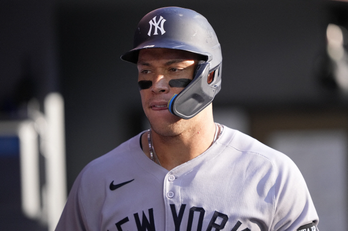 What's wrong with Toronto? You never did it when you were with RYU! Yankees lead East for the first time in nine years after losing four games in a row