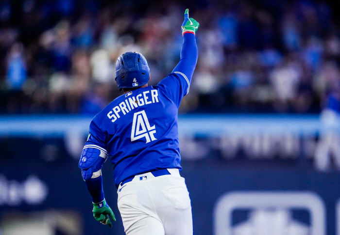 What's wrong with Toronto? You never did it when you were with RYU! Yankees lead East for the first time in nine years after losing four games in a row