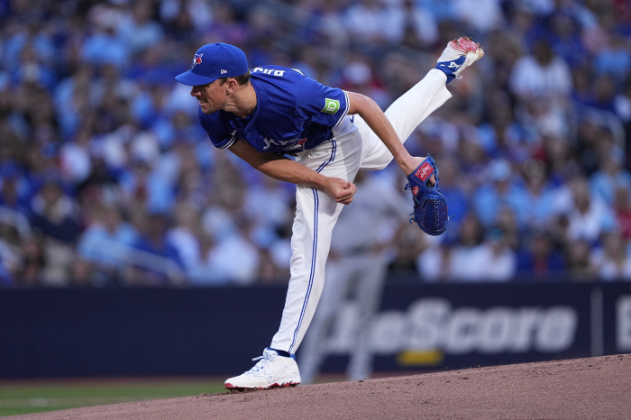 What's wrong with Toronto? You never did it when you were with RYU! Yankees lead East for the first time in nine years after losing four games in a row