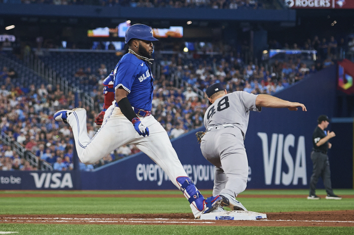 What's wrong with Toronto? You never did it when you were with RYU! Yankees lead East for the first time in nine years after losing four games in a row