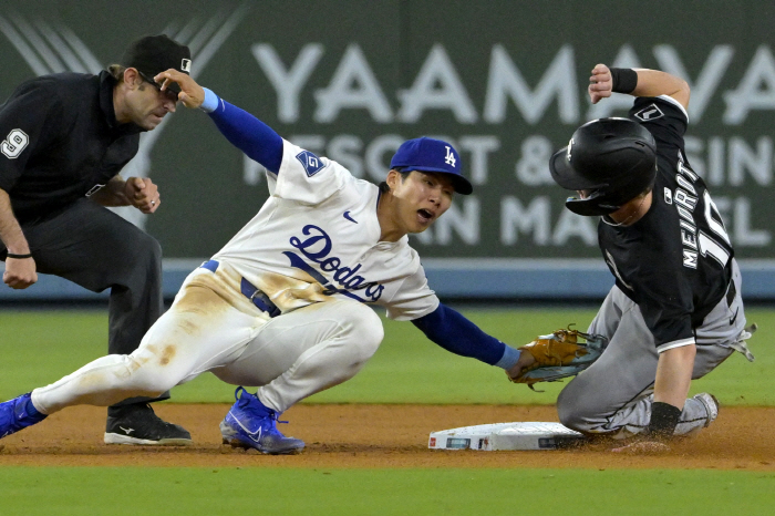 Will Muncy's 6-week rehabilitation, Kim Hye-sung start? Roberts played second baseman when he was a right-handed starter. But why did he take it out on this day?