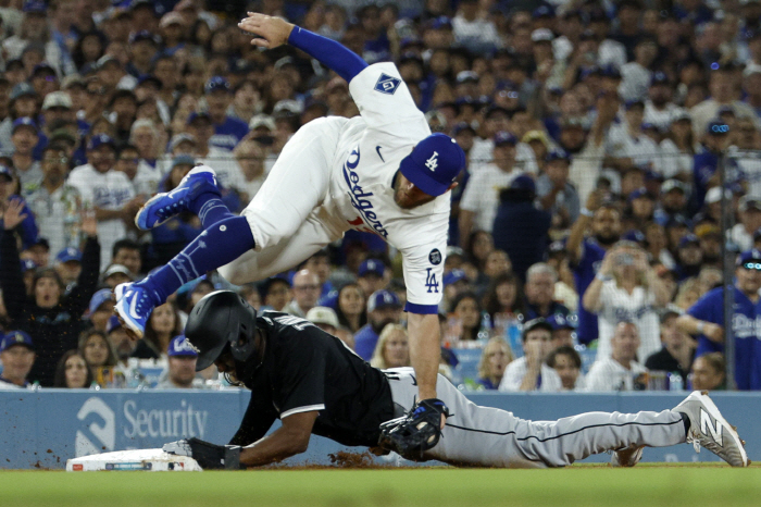 Will Muncy's 6-week rehabilitation, Kim Hye-sung start? Roberts played second baseman when he was a right-handed starter. But why did he take it out on this day?