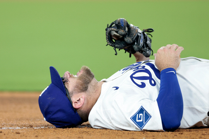 Will Muncy's 6-week rehabilitation, Kim Hye-sung start? Roberts played second baseman when he was a right-handed starter. But why did he take it out on this day?
