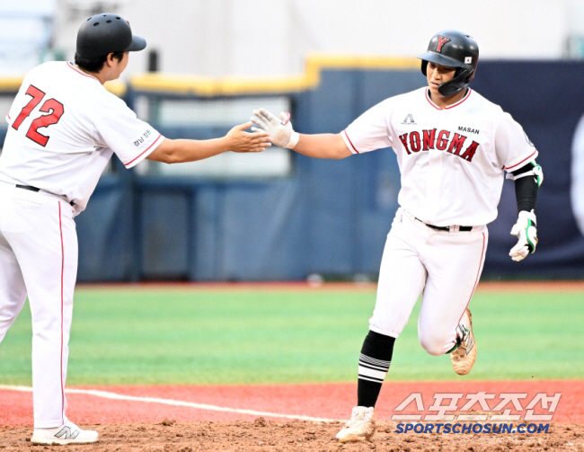 Accurate outfielder here...The runner-up Han Poop starts like KT Ahn Hyun Min
