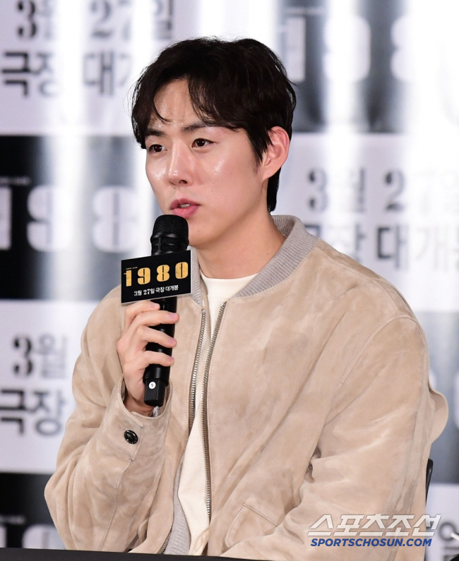 Baek Sung-hyun, he's the CEO of a construction company..Practice soccer while running a daily job at the construction site (group 4)