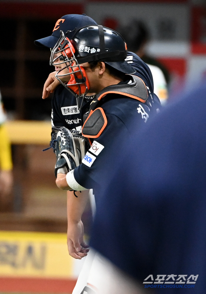 Choi Jae-hoon, who gave a headlock to Kim Seo-hyun, a warm scene with praise and encouragement for the perfect pitch (Goguk site)