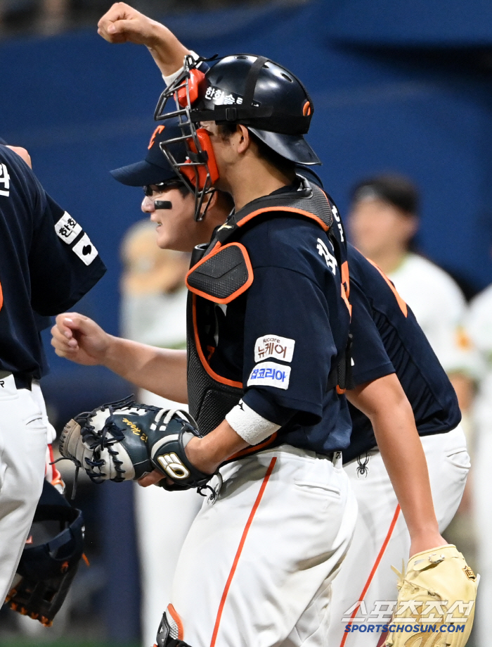 He clenched his fist on 9 consecutive balls → 1 inning 2K perfect SV…21-Year-Old Closer's Perfect Resilience