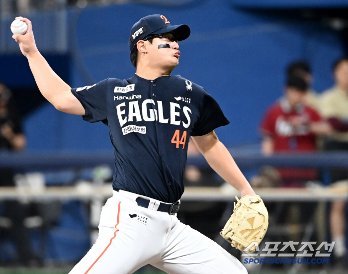 He clenched his fist on 9 consecutive balls → 1 inning 2K perfect SV…21-Year-Old Closer's Perfect Resilience