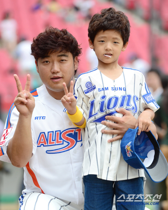 Park Seok-min's son grew up this well. Handsome fish-shaped bun son than his father, Bukil High School's Park Joon-hyun, Cheongryonggi's first appearance (Cheongryonggi site)