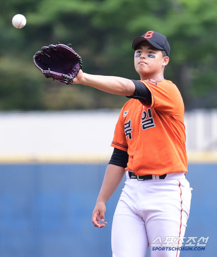  Bukil High School Park Jun Hyun pitches calmly