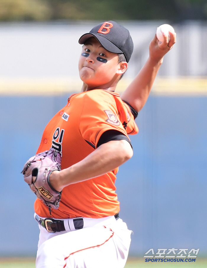  Bukil High School's Park Jun-hyun bites his lips and throws a strong pitch