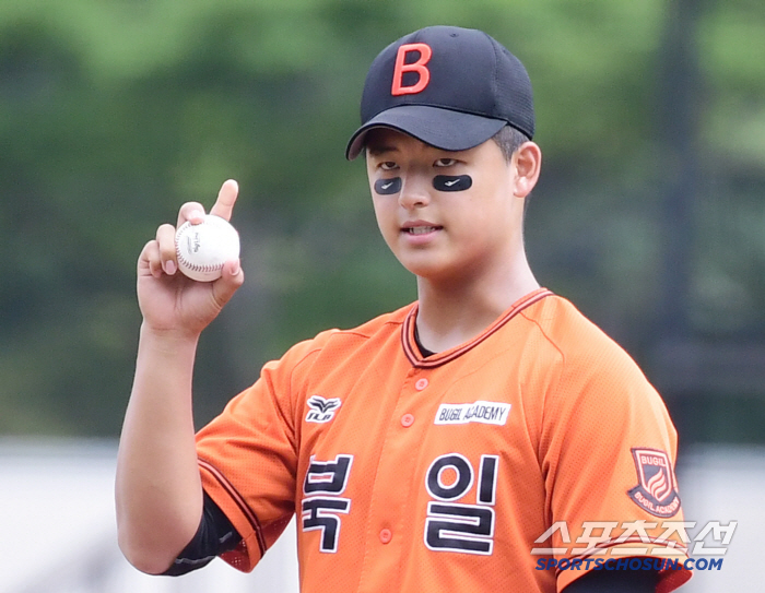  Bukil High School's Park Jun-hyun, Cheongryonggi, Incheon High School pitch