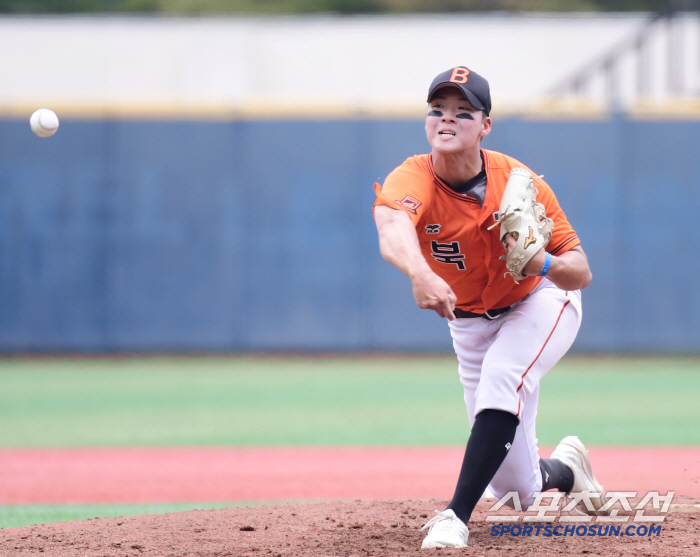  Bukil High School's Park Kyu-hwan clenches and throws a strong pitch