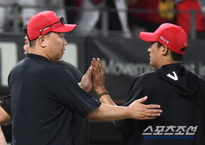  Director Lee Beom-ho greets Kim Do-hyun