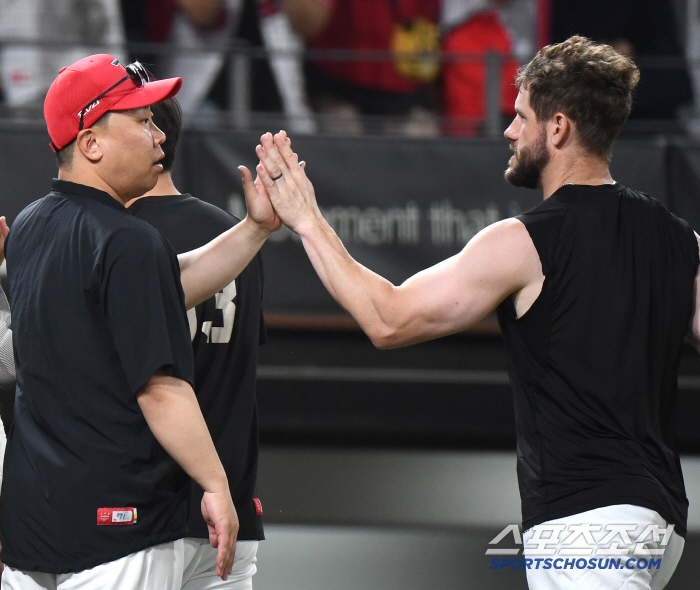  Director Lee Bum-ho greets Wisdom