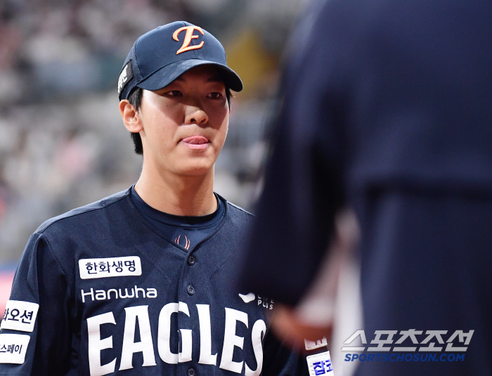  Hwang Junseo's stable scoreless pitching