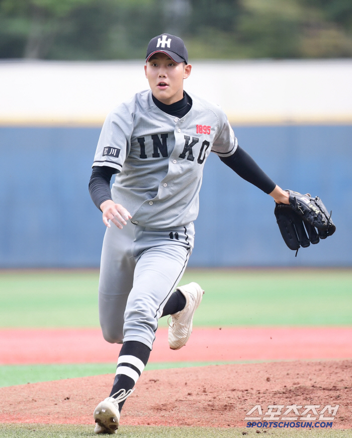  Incheon High School's Lee Seo-joon, Cheongryonggi, Bukil High School's starting pitcher
